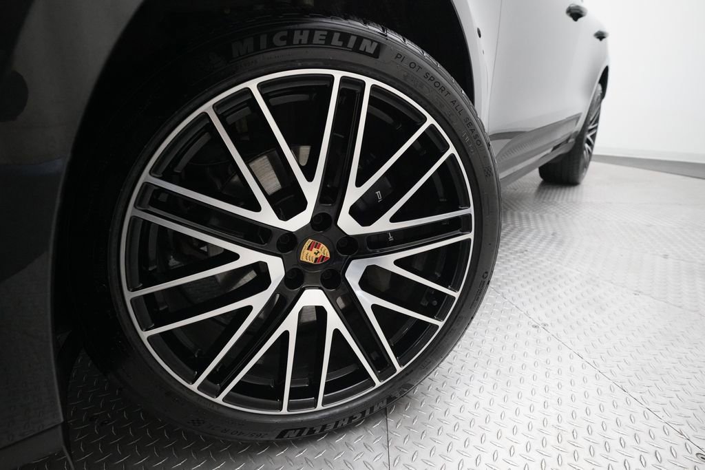 Certified 2026 Porsche Macan image 32