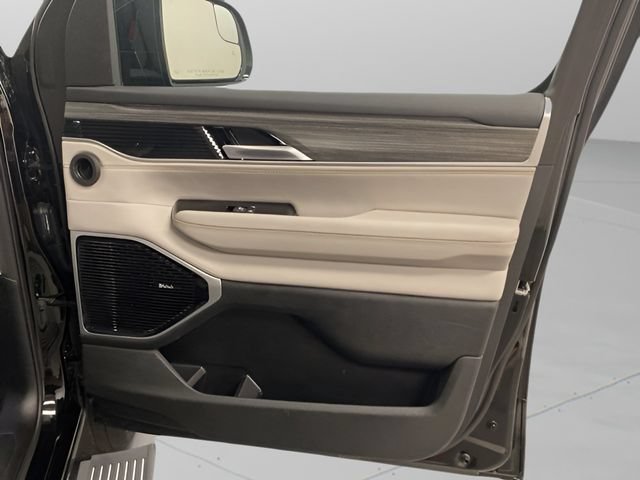 Certified 2024 Jeep Wagoneer L Series III w/ Premium Group I AWD/4WD image 30