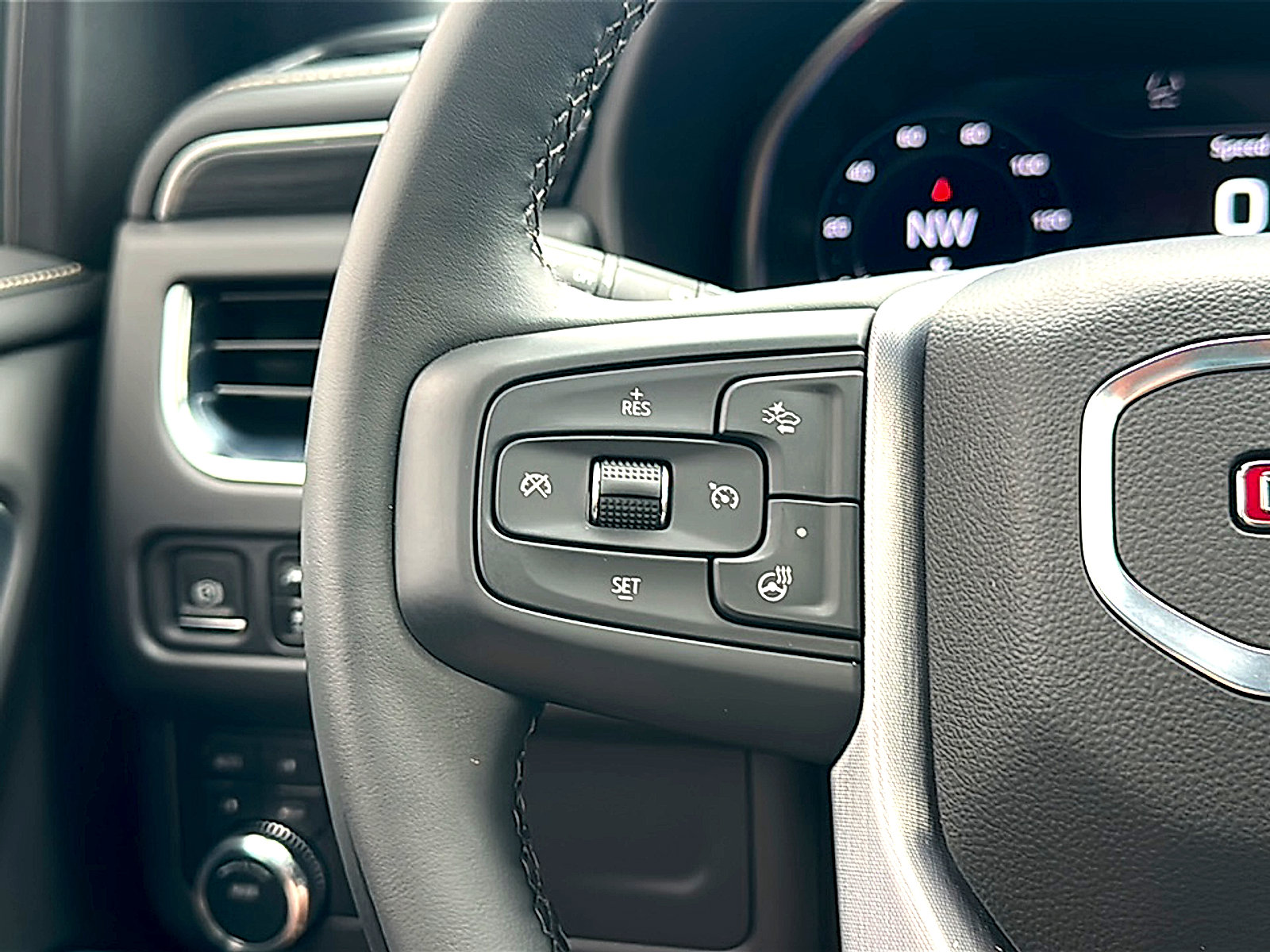 Used 2023 GMC Yukon XL SLT w/ SLT Premium Package AWD/4WD image 31