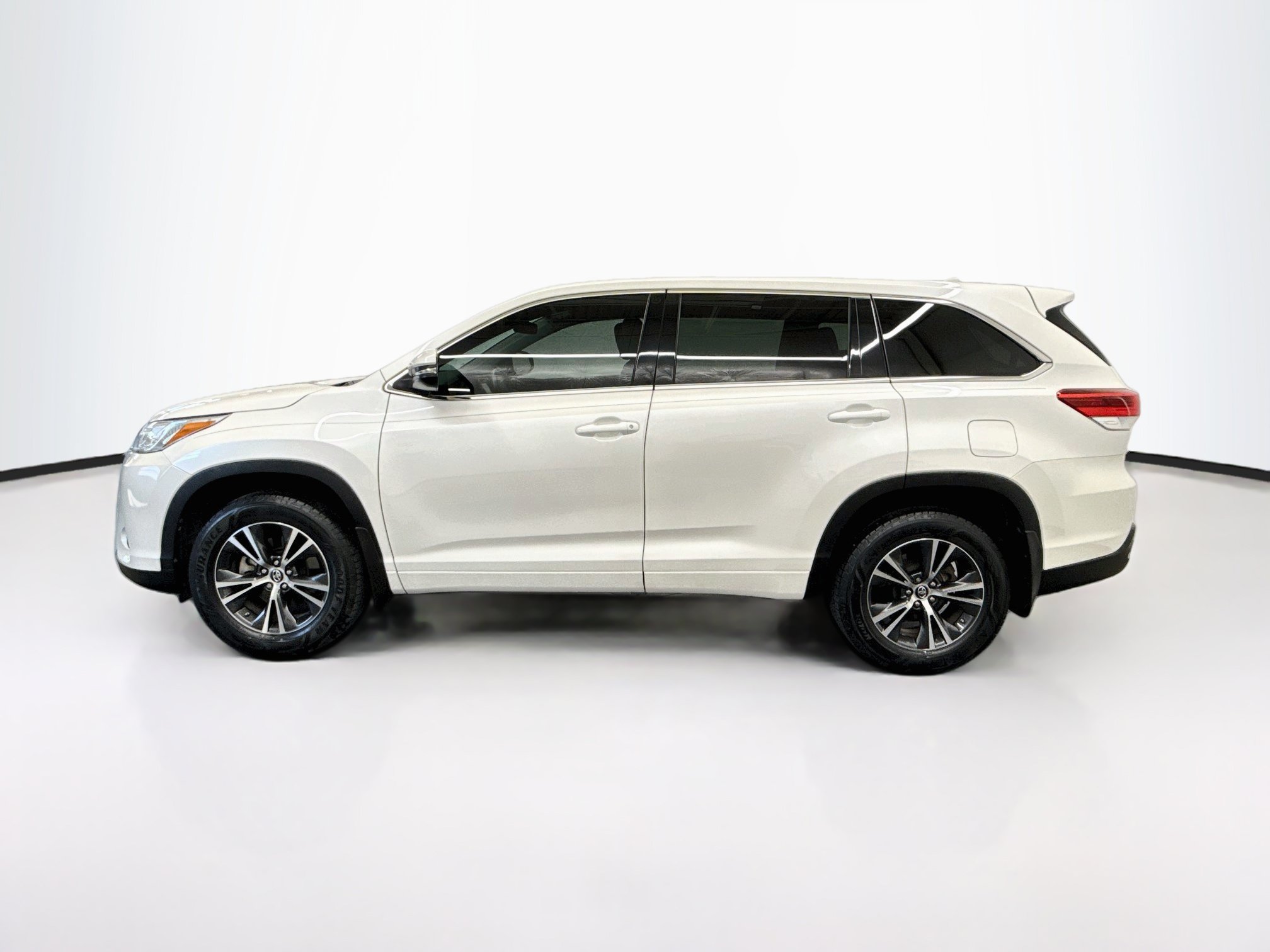 Used 2018 Toyota Highlander Plus FWD image 4