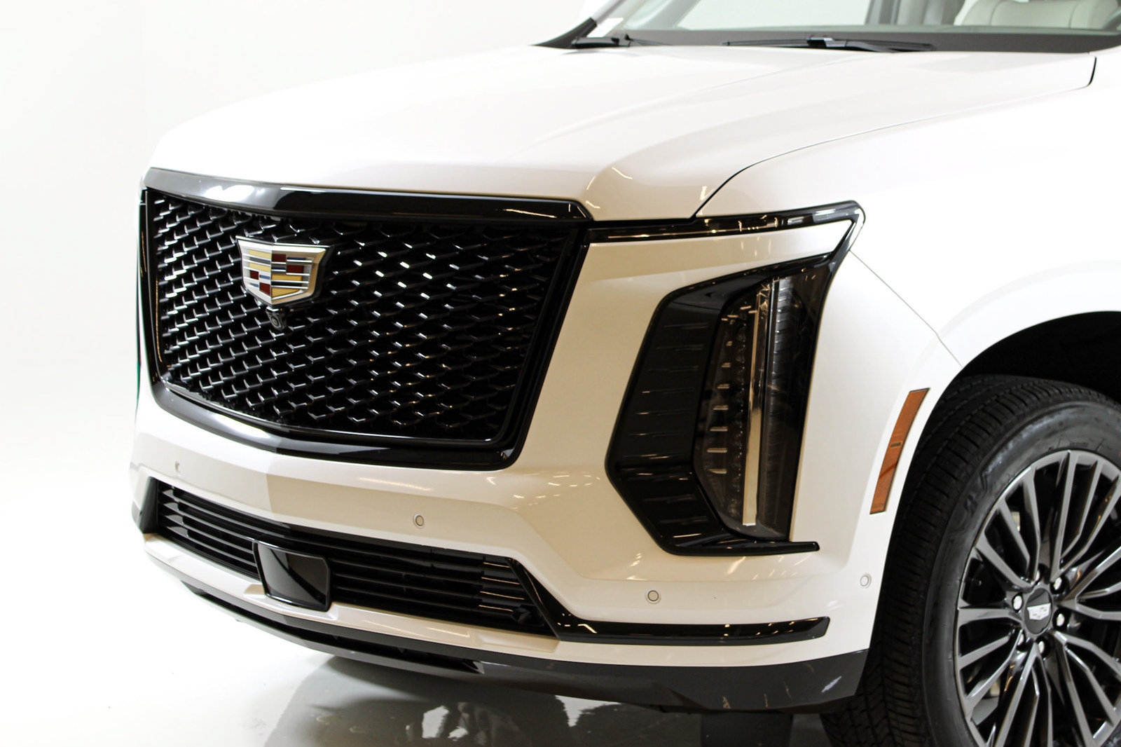 Used 2025 Cadillac Escalade ESV Sport Platinum RWD image 12