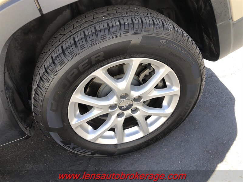 Used 2015 Jeep Cherokee Latitude w/ Comfort/Convenience Group FWD image 24