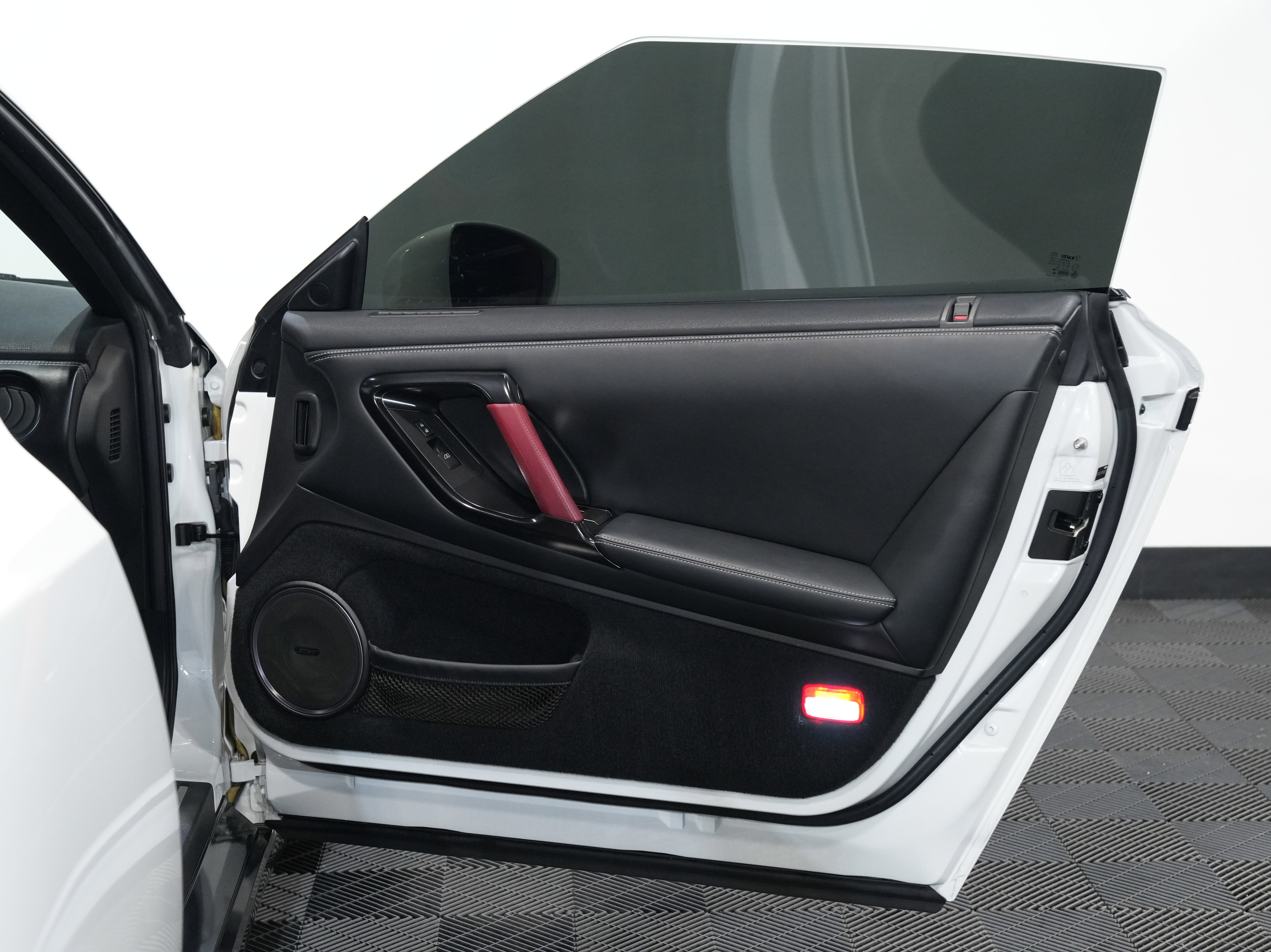 Used 2015 Nissan GT-R Black Edition image 25