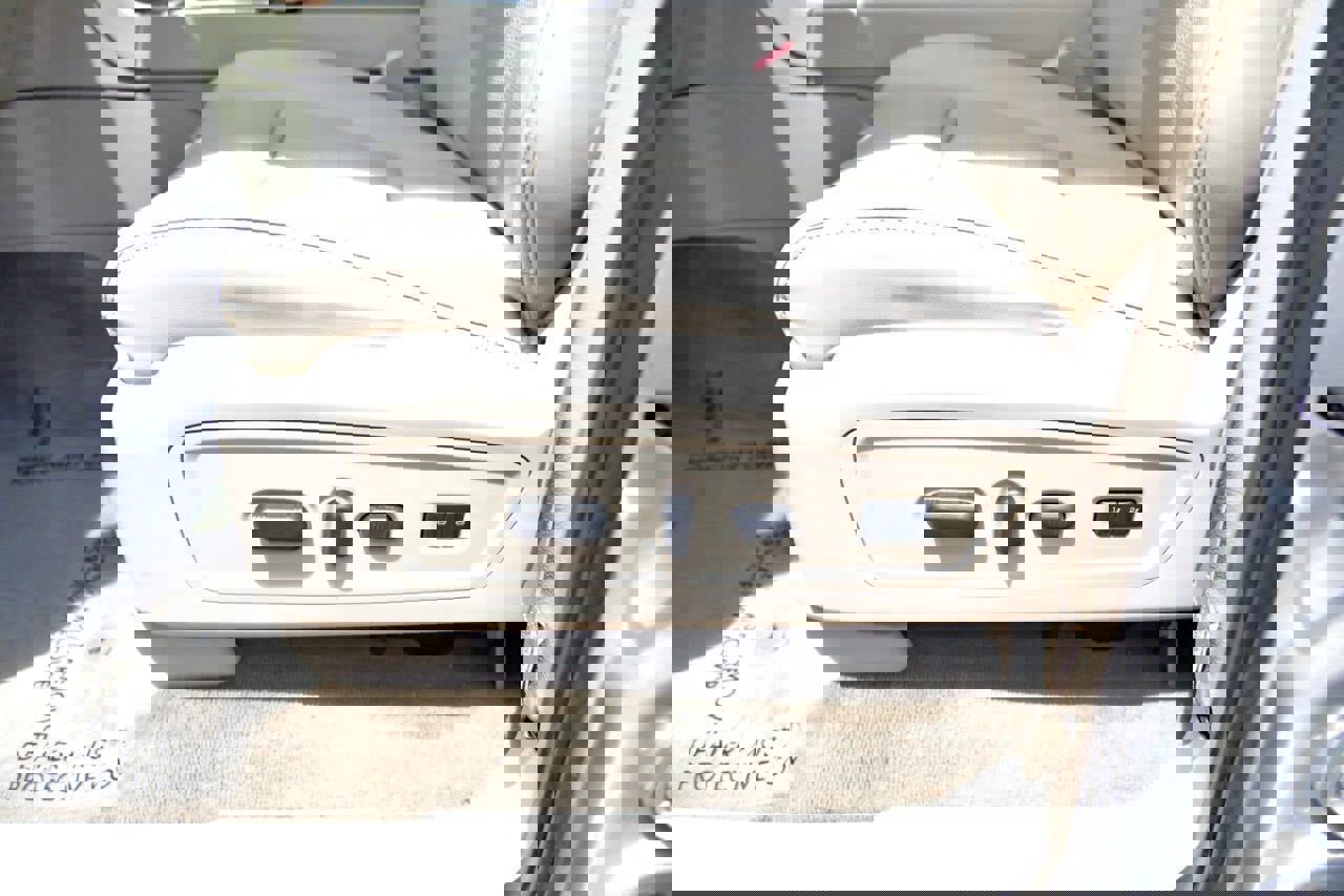 Used 2014 Lincoln Navigator Base 4x2 4dr SUV image 22