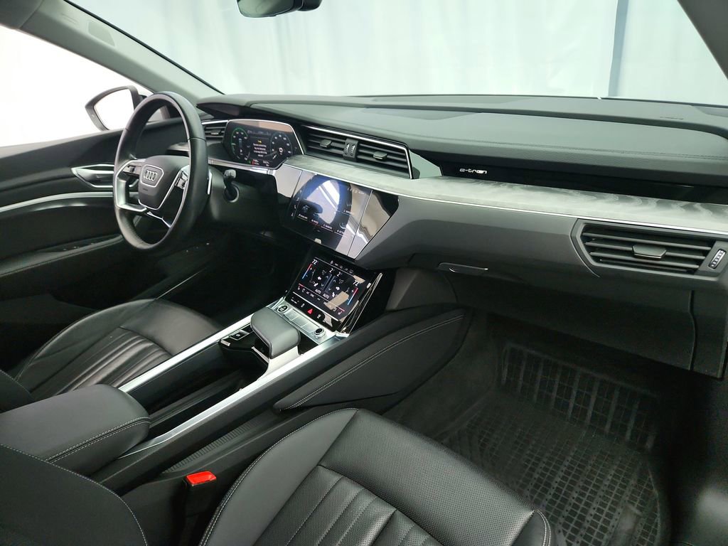 Used 2022 Audi e-tron Premium Plus image 31