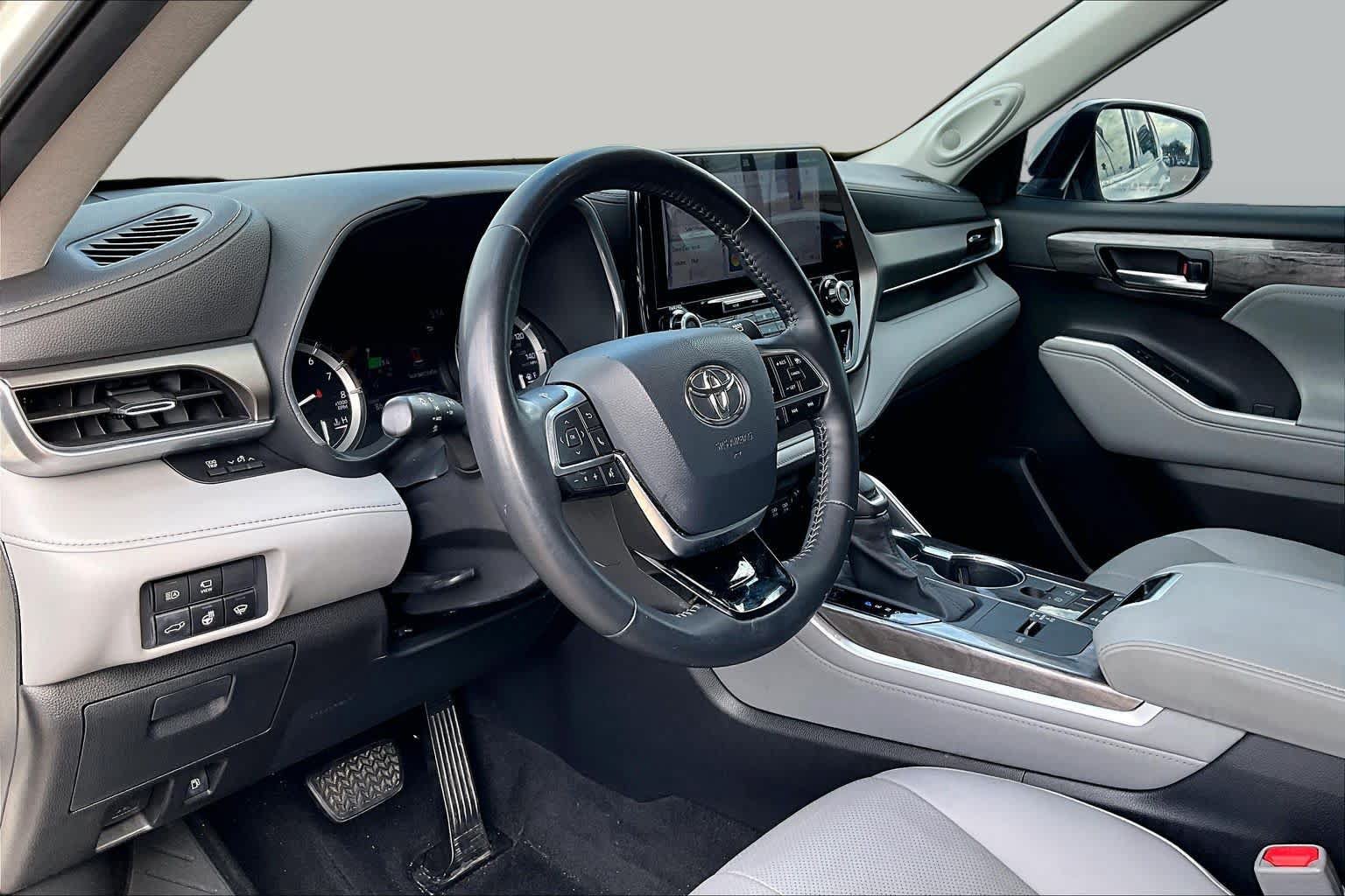 Used 2020 Toyota Highlander Limited FWD image 18