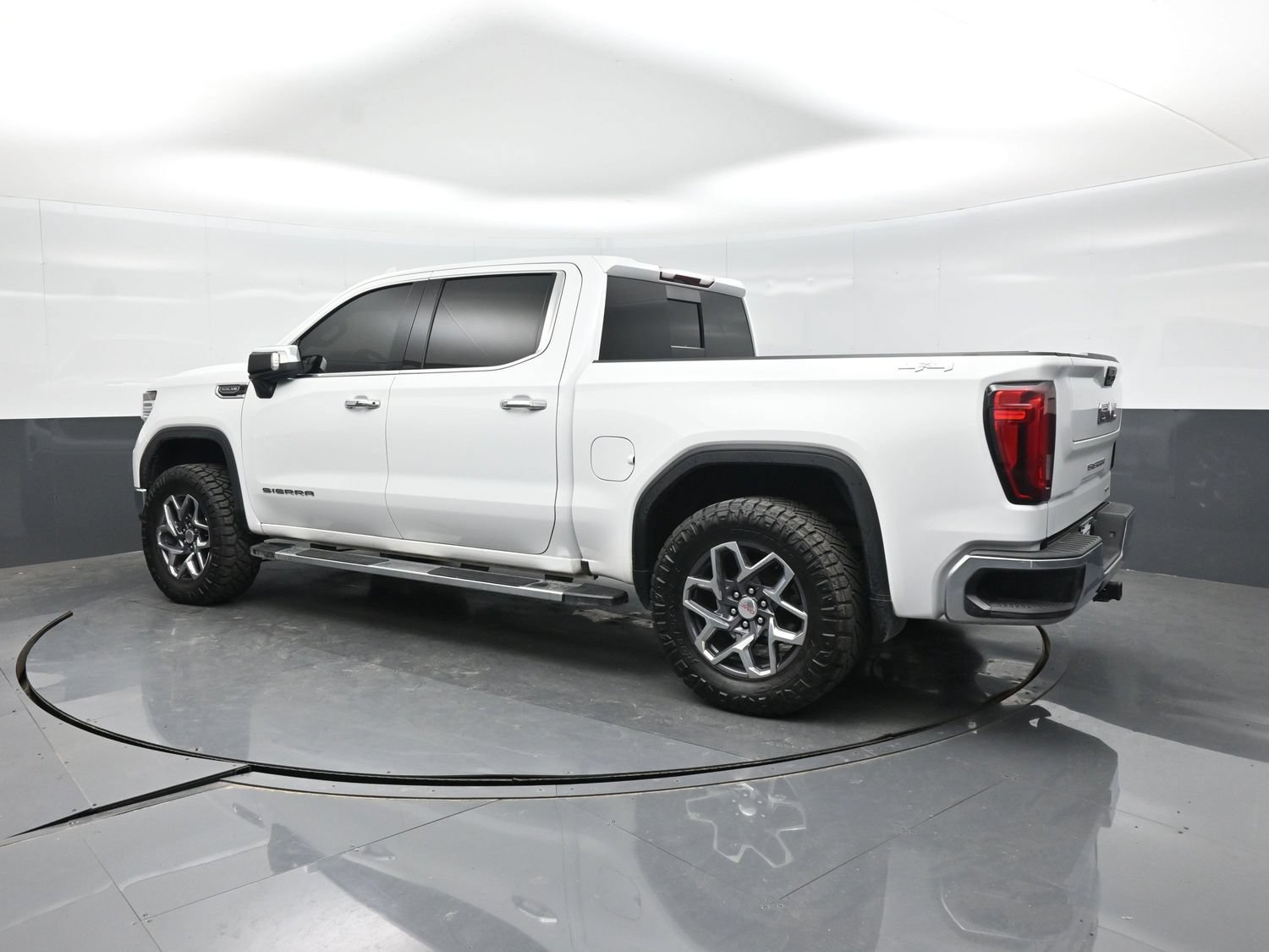 Used 2022 GMC Sierra 1500 SLT w/ SLT Convenience Package AWD/4WD image 4