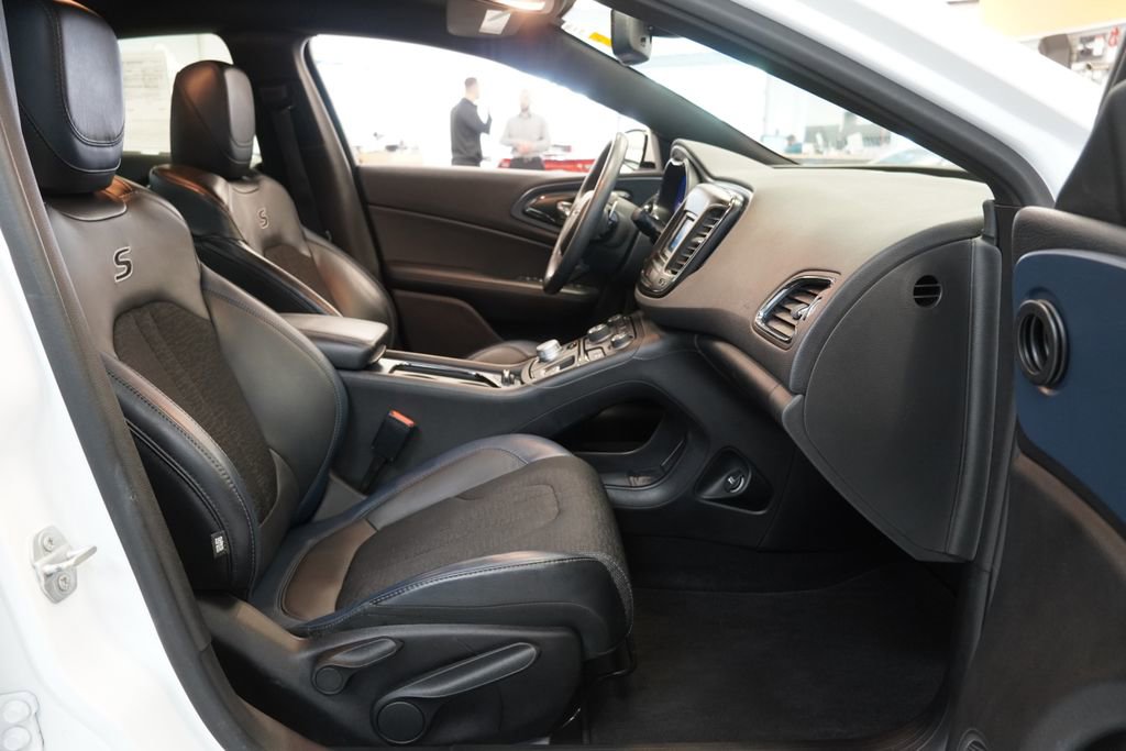 Used 2015 Chrysler 200 S w/ Comfort Group image 33