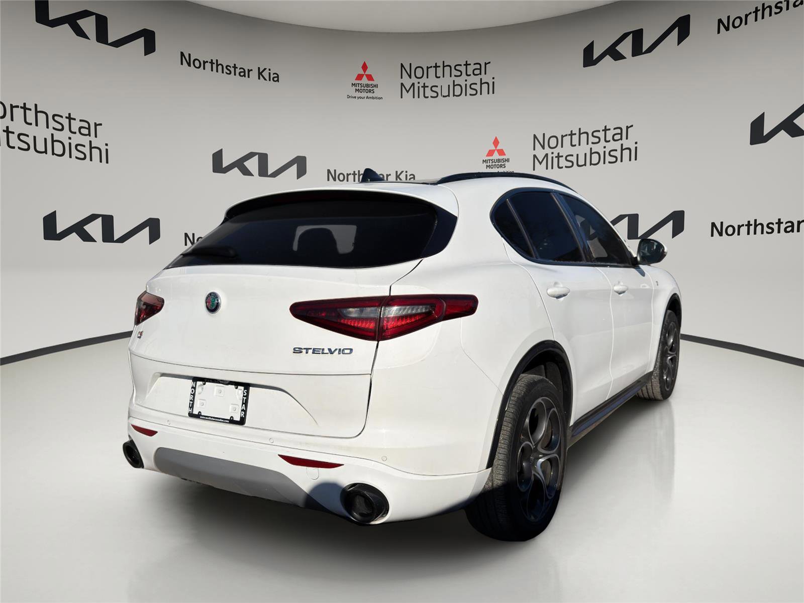 Used 2023 Alfa Romeo Stelvio Ti image 4