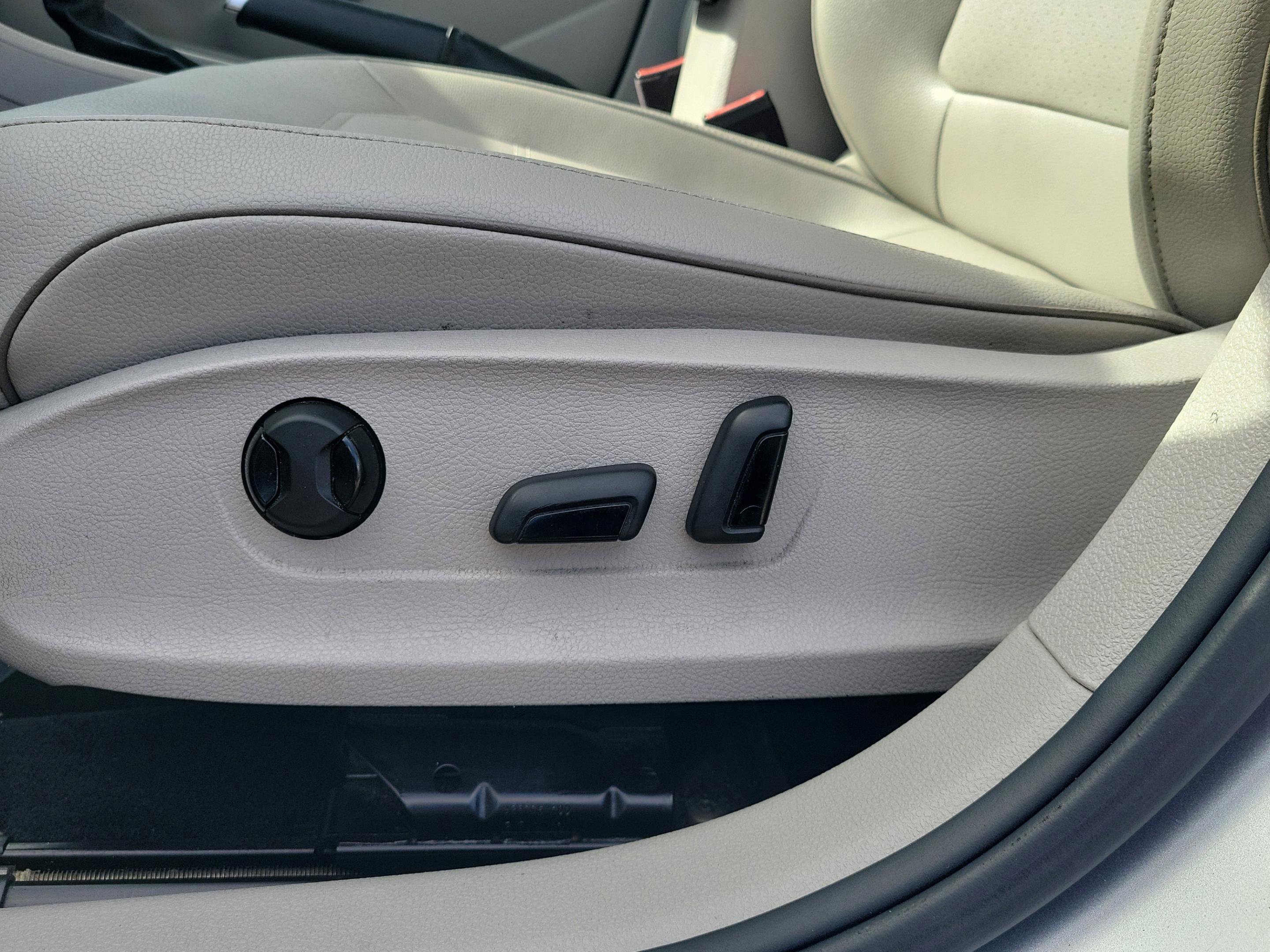 Used 2018 Volkswagen Passat 2.0T R-Line w/ R-Line Lighting Package image 18