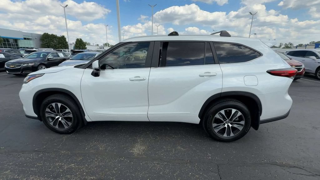 Used 2023 Toyota Highlander XLE AWD/4WD image 5
