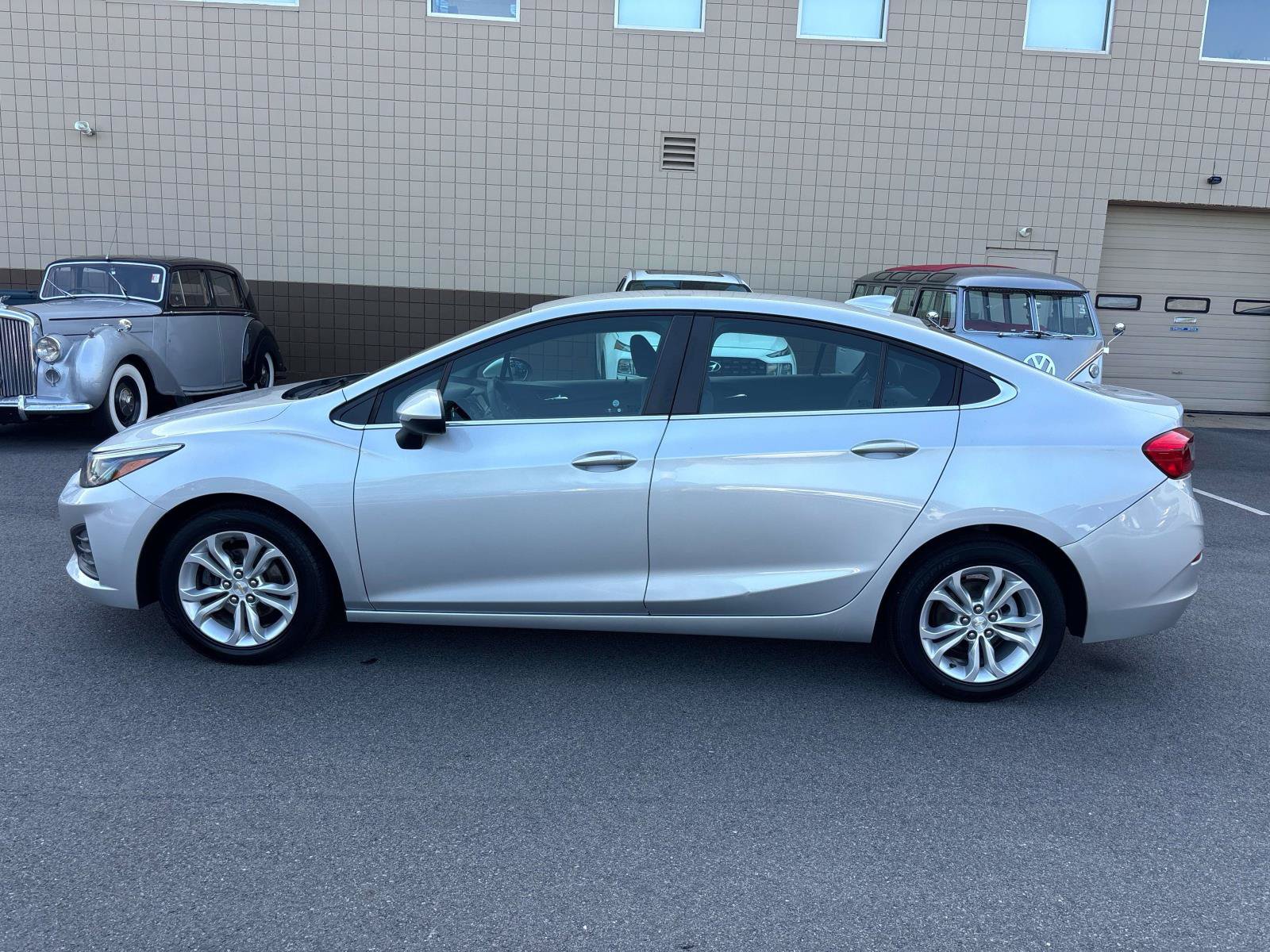 Used 2019 Chevrolet Cruze LT w/ Convenience Package FWD image 2