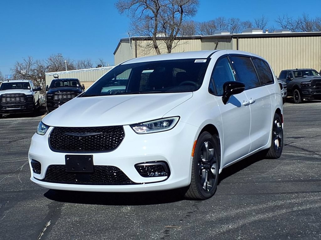 New 2026 Chrysler Pacifica Select FWD image 2