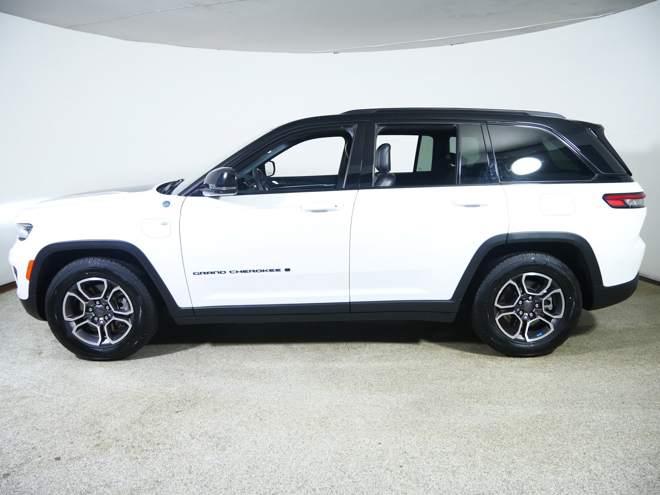 Used 2022 Jeep Grand Cherokee Trailhawk AWD/4WD image 4