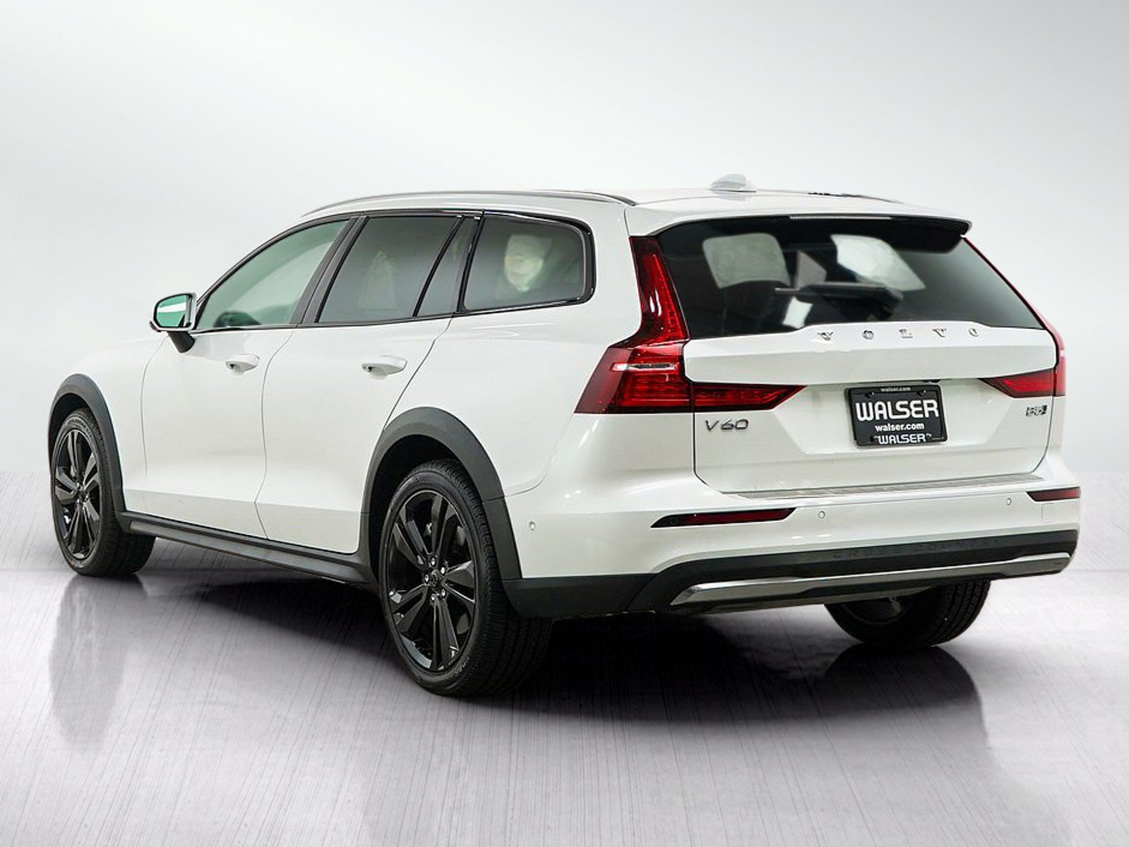 Used 2025 Volvo V60 B5 Cross Country Plus AWD/4WD image 3