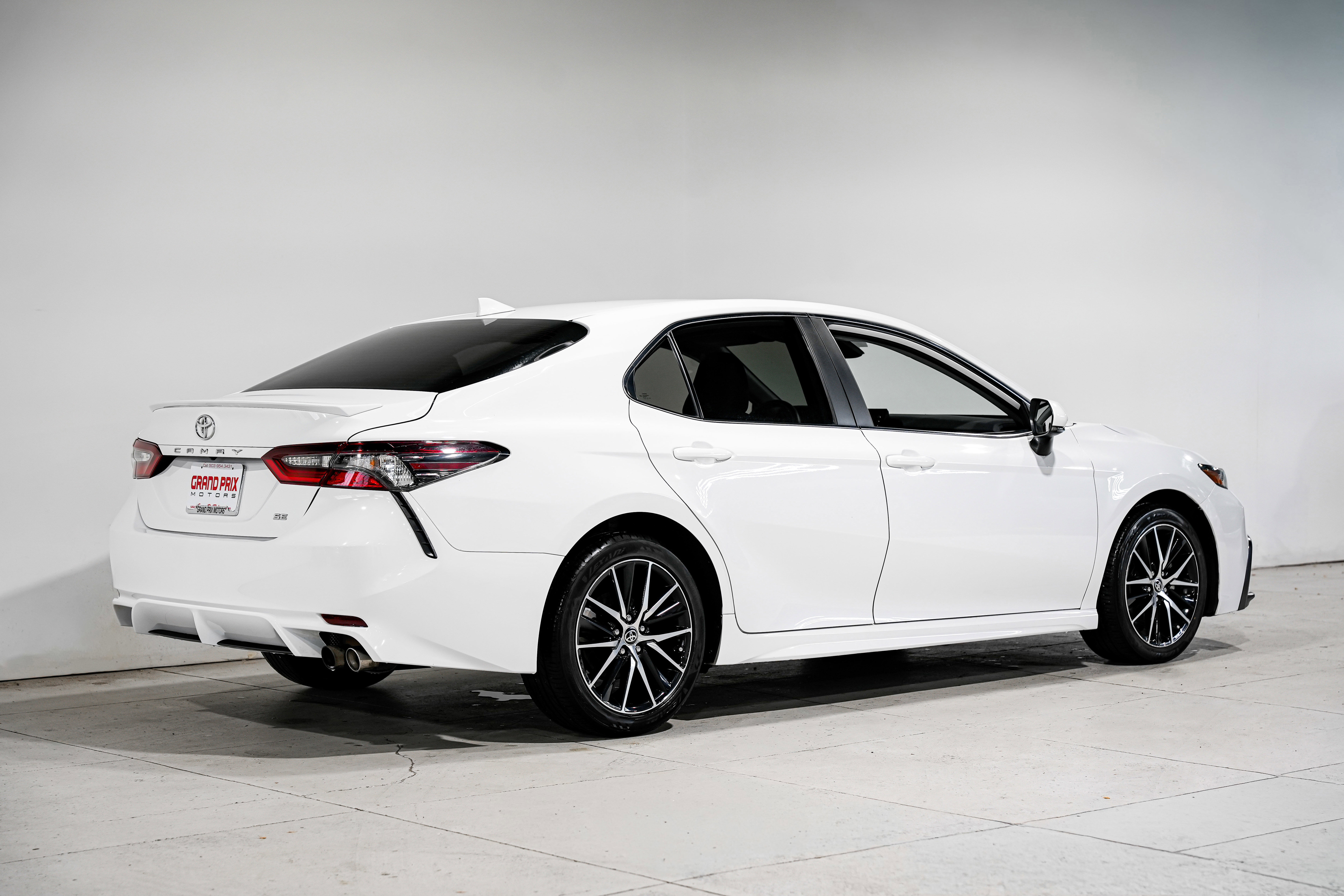 Used 2024 Toyota Camry SE FWD image 3