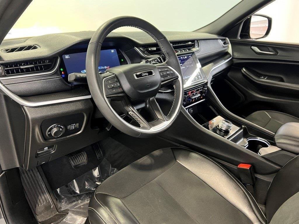 Used 2024 Jeep Grand Cherokee Altitude image 28