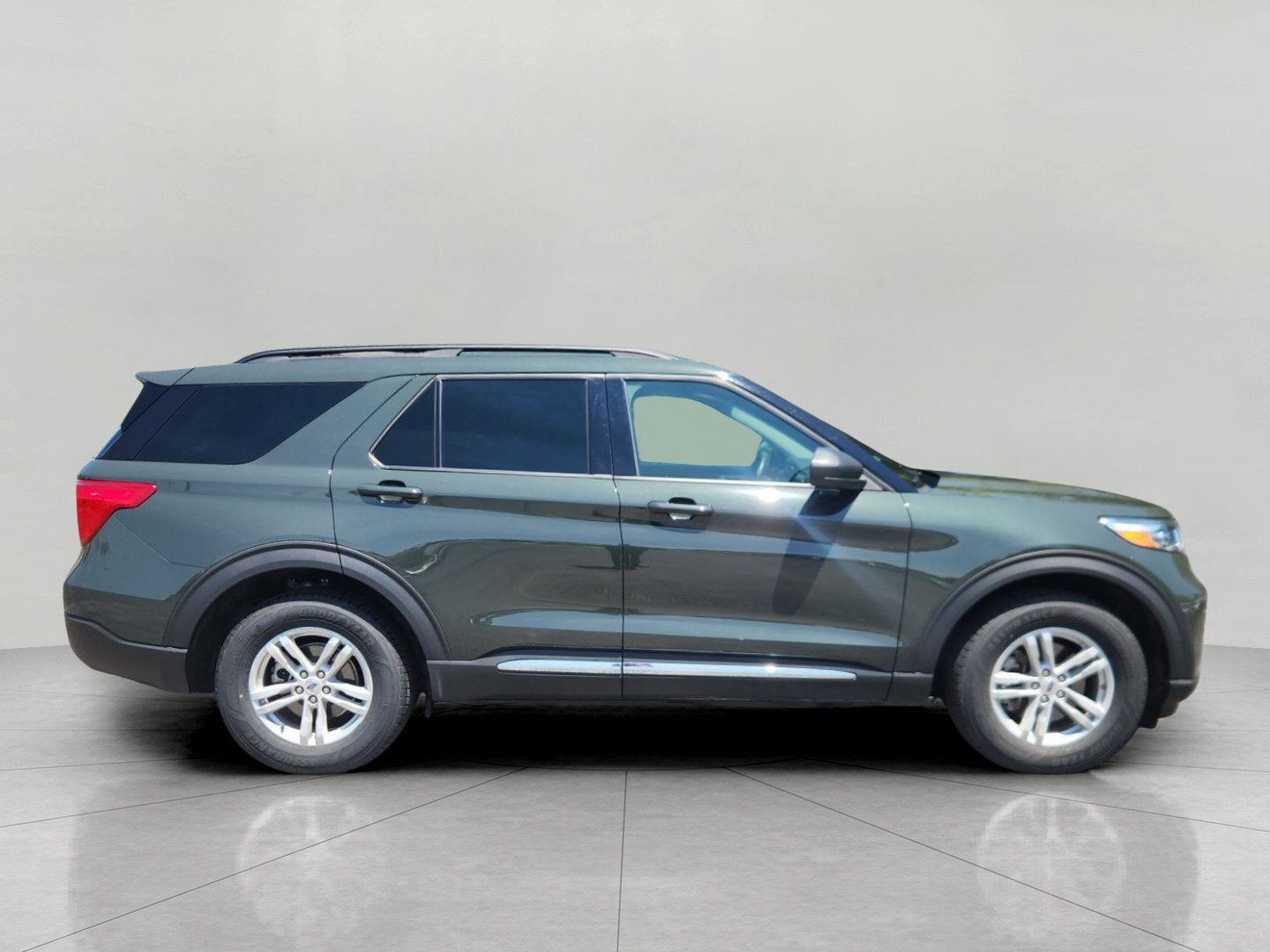 Certified 2024 Ford Explorer XLT w/ Equipment Group 202A AWD/4WD image 5