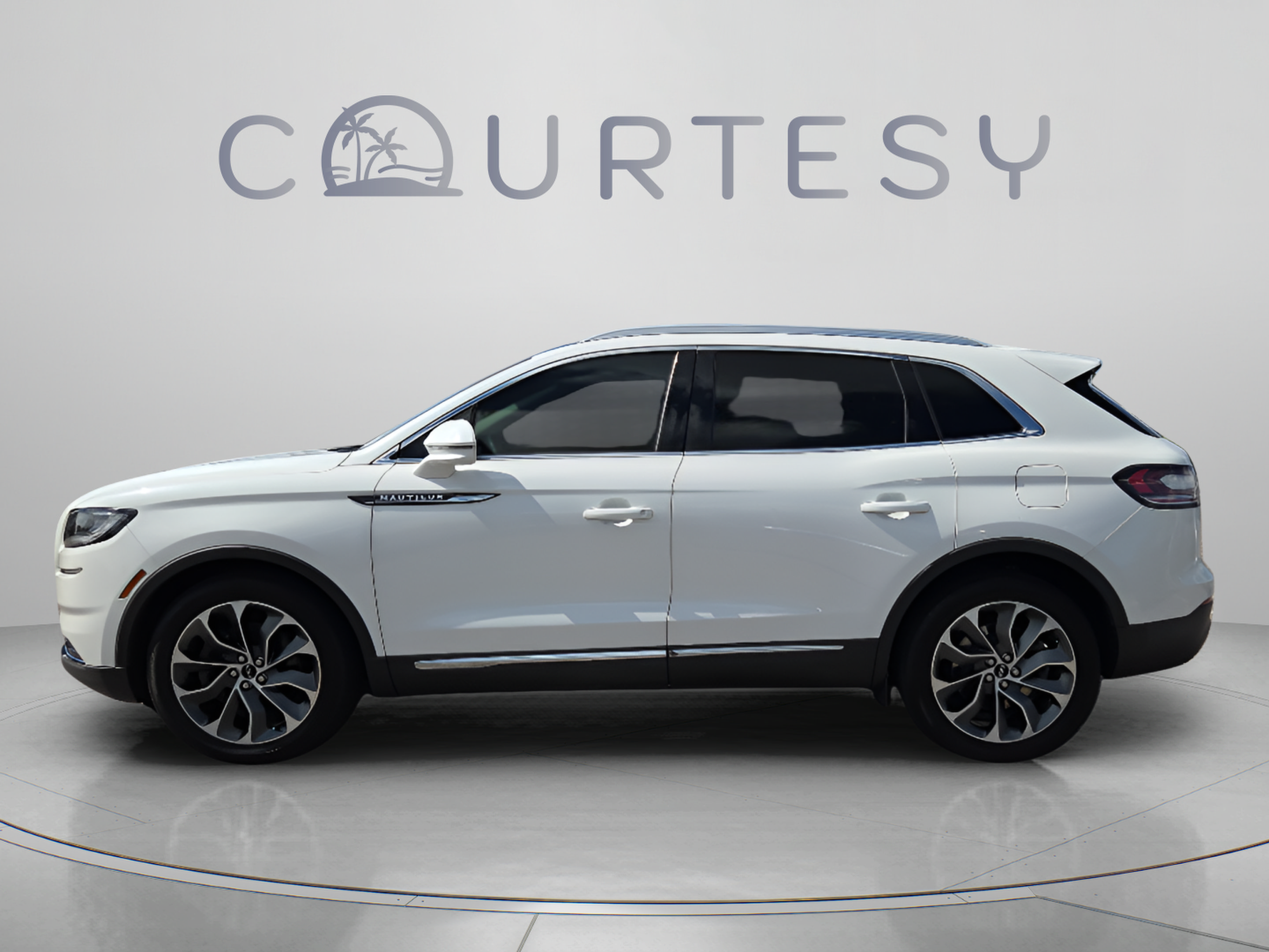 Used 2021 Lincoln Nautilus Reserve w/ Cargo Utility Package AWD/4WD image 2