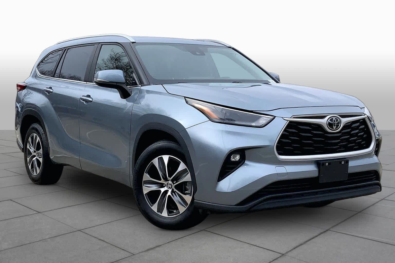 Used 2023 Toyota Highlander XLE FWD image 3