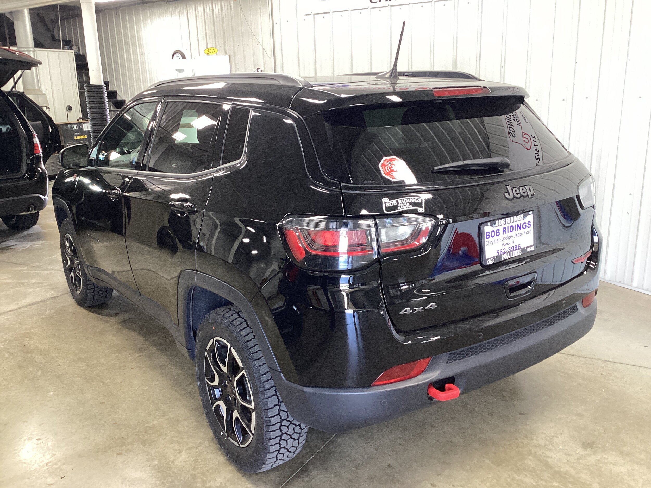 Used 2025 Jeep Compass Trailhawk w/ Trailhawk Elite Group AWD/4WD image 3
