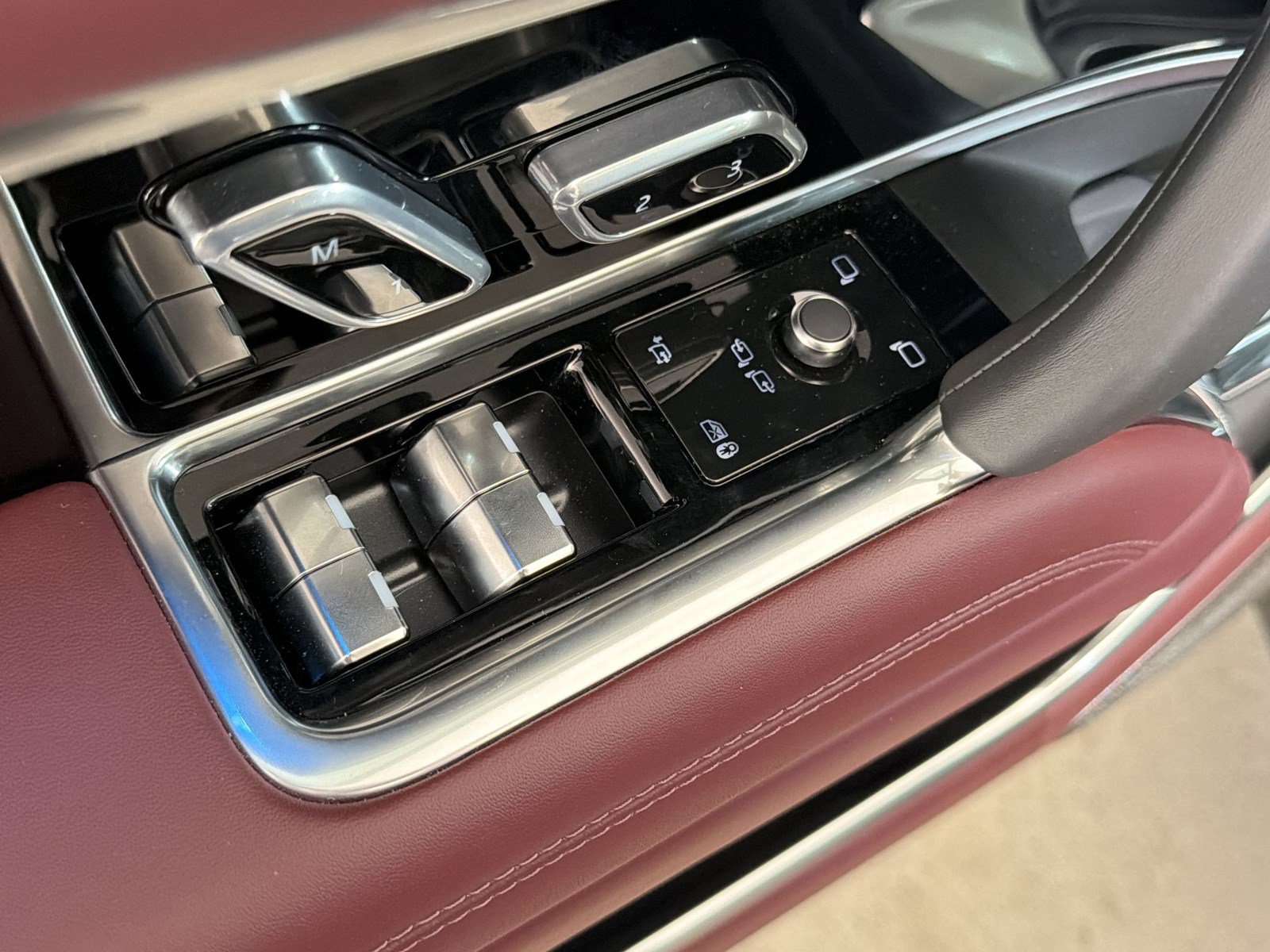 New 2026 Land Rover Range Rover Autobiography AWD/4WD image 11