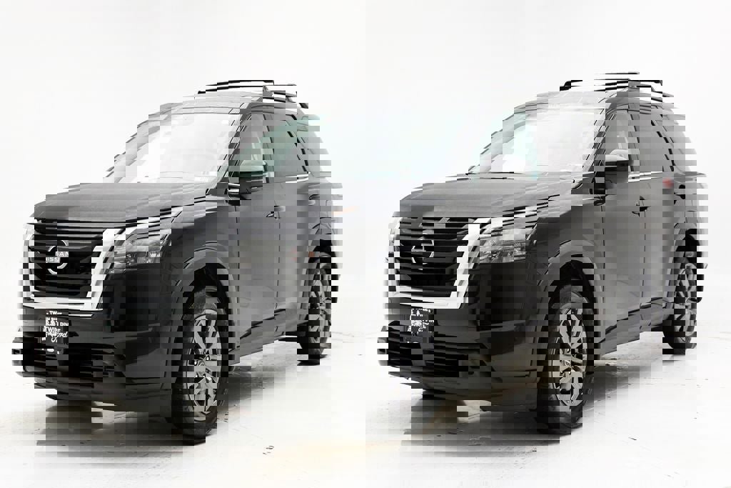 Used 2024 Nissan Pathfinder SV image 2