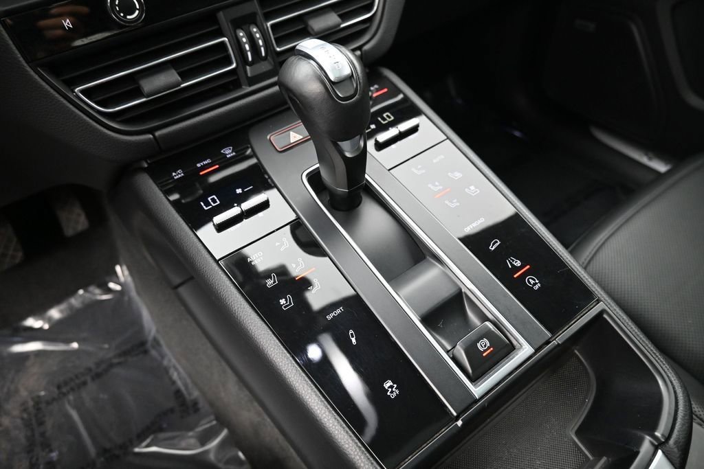 Certified 2023 Porsche Macan S AWD/4WD image 23
