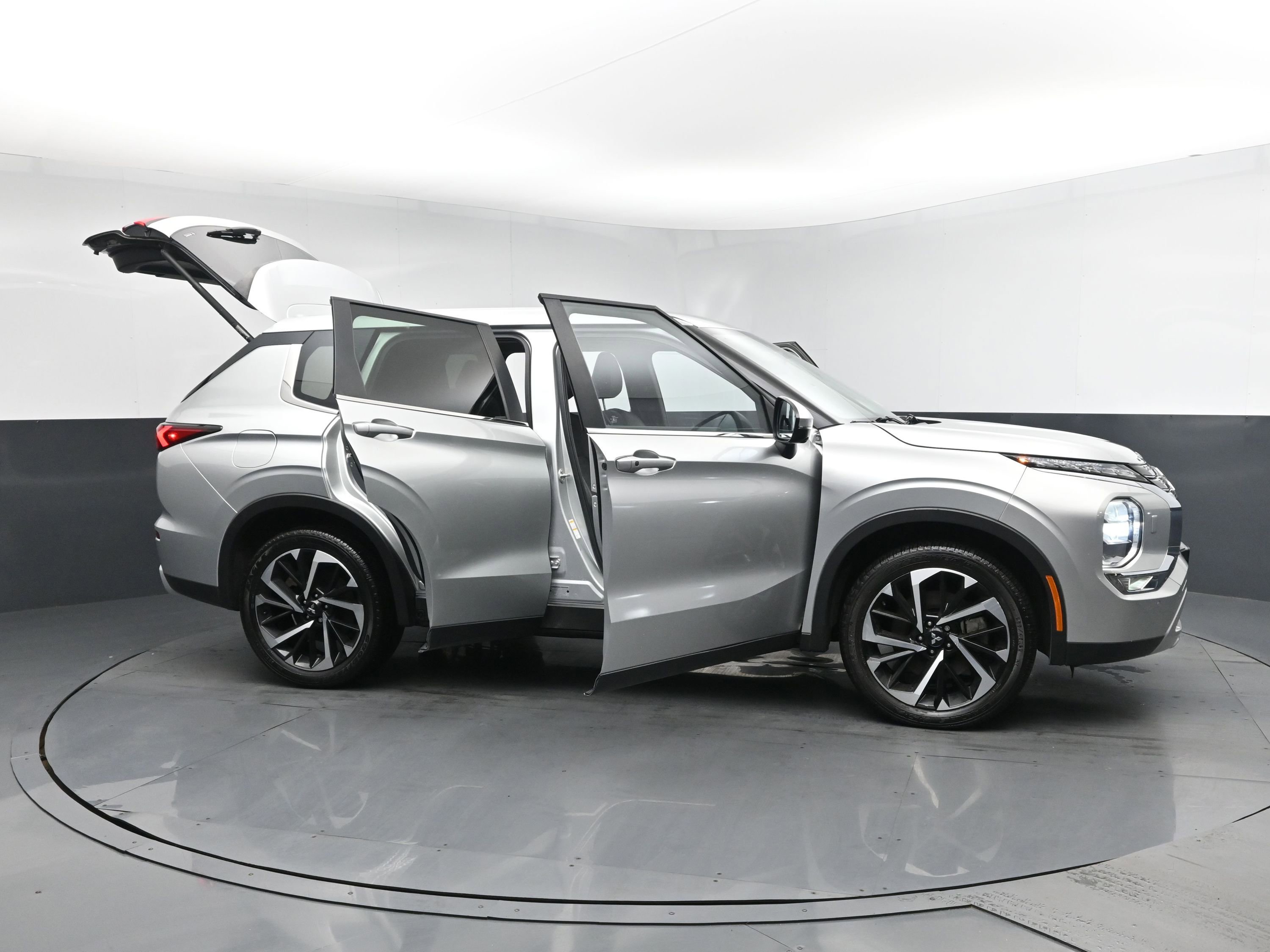 Used 2022 Mitsubishi Outlander SE image 27