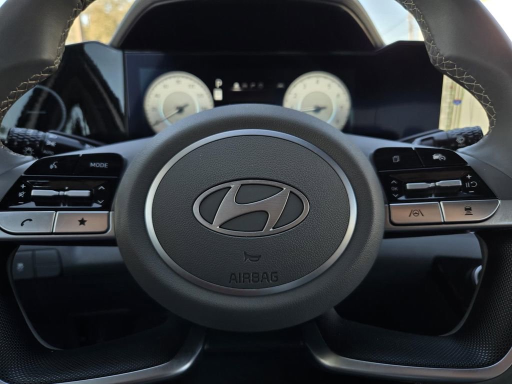 Used 2025 Hyundai Elantra SEL image 23