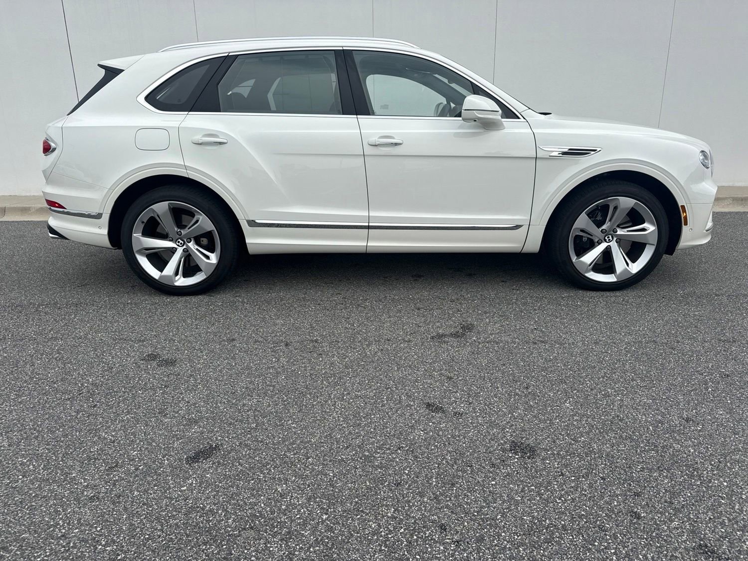Used 2025 Bentley Bentayga AWD/4WD image 8