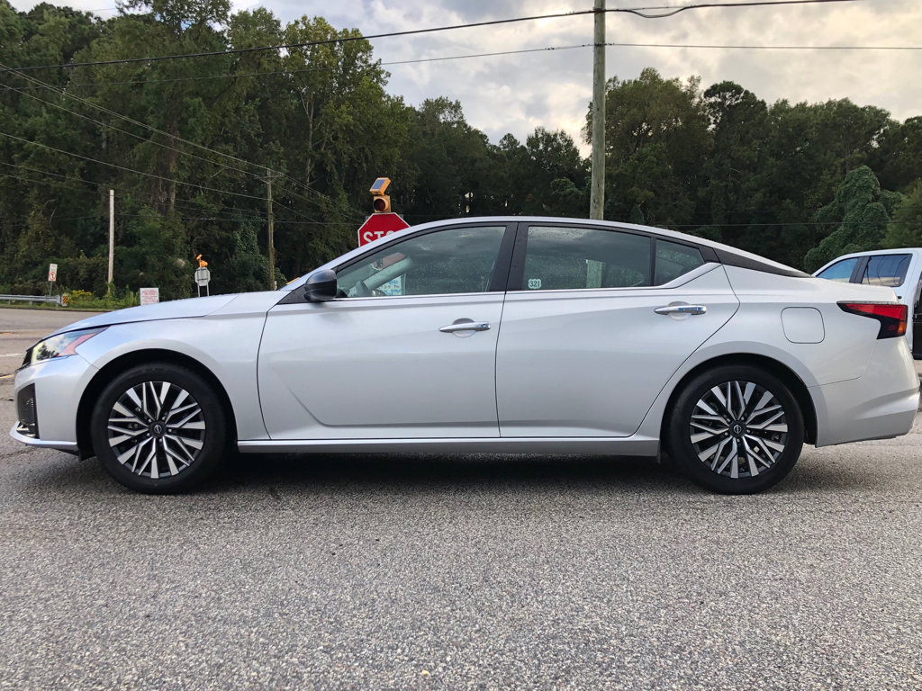 Used 2024 Nissan Altima 2.5 SV FWD image 3