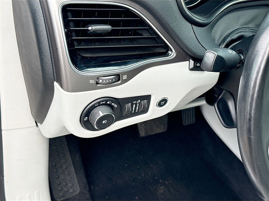 Used 2020 Jeep Cherokee Limited image 11