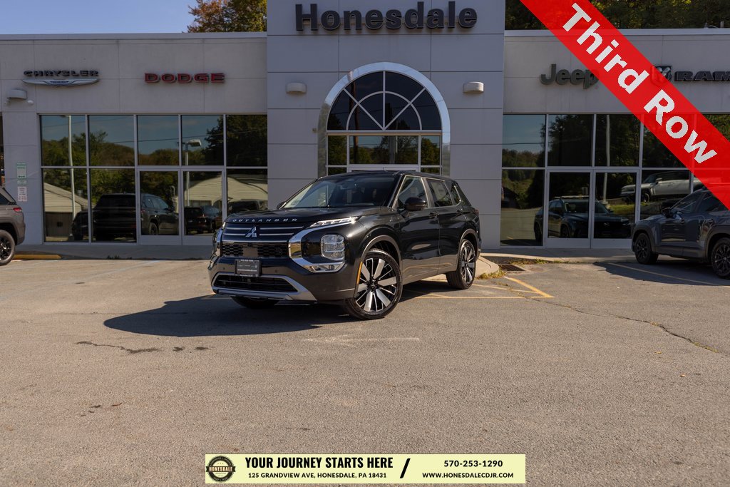 Used 2025 Mitsubishi Outlander SE