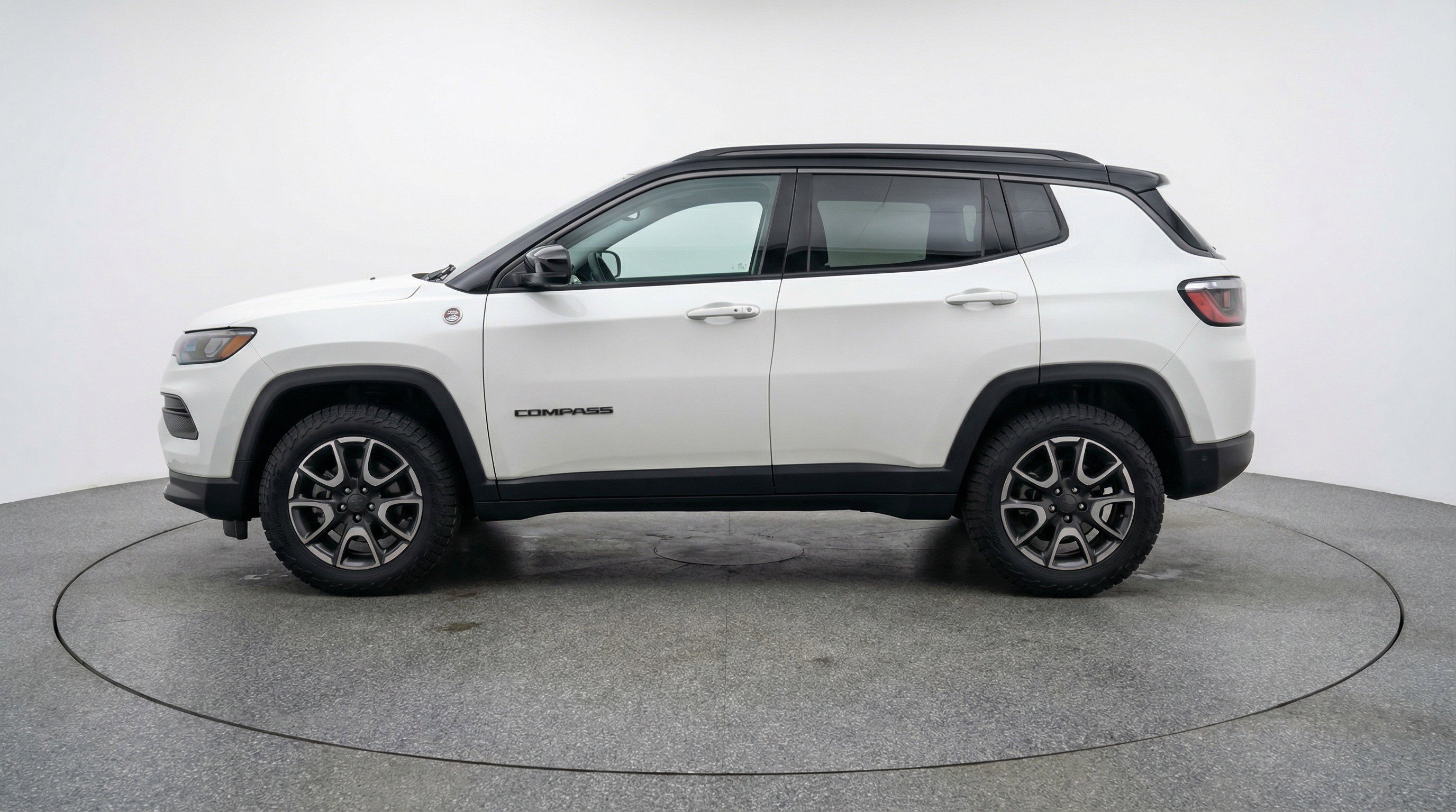 Used 2025 Jeep Compass Trailhawk image 5