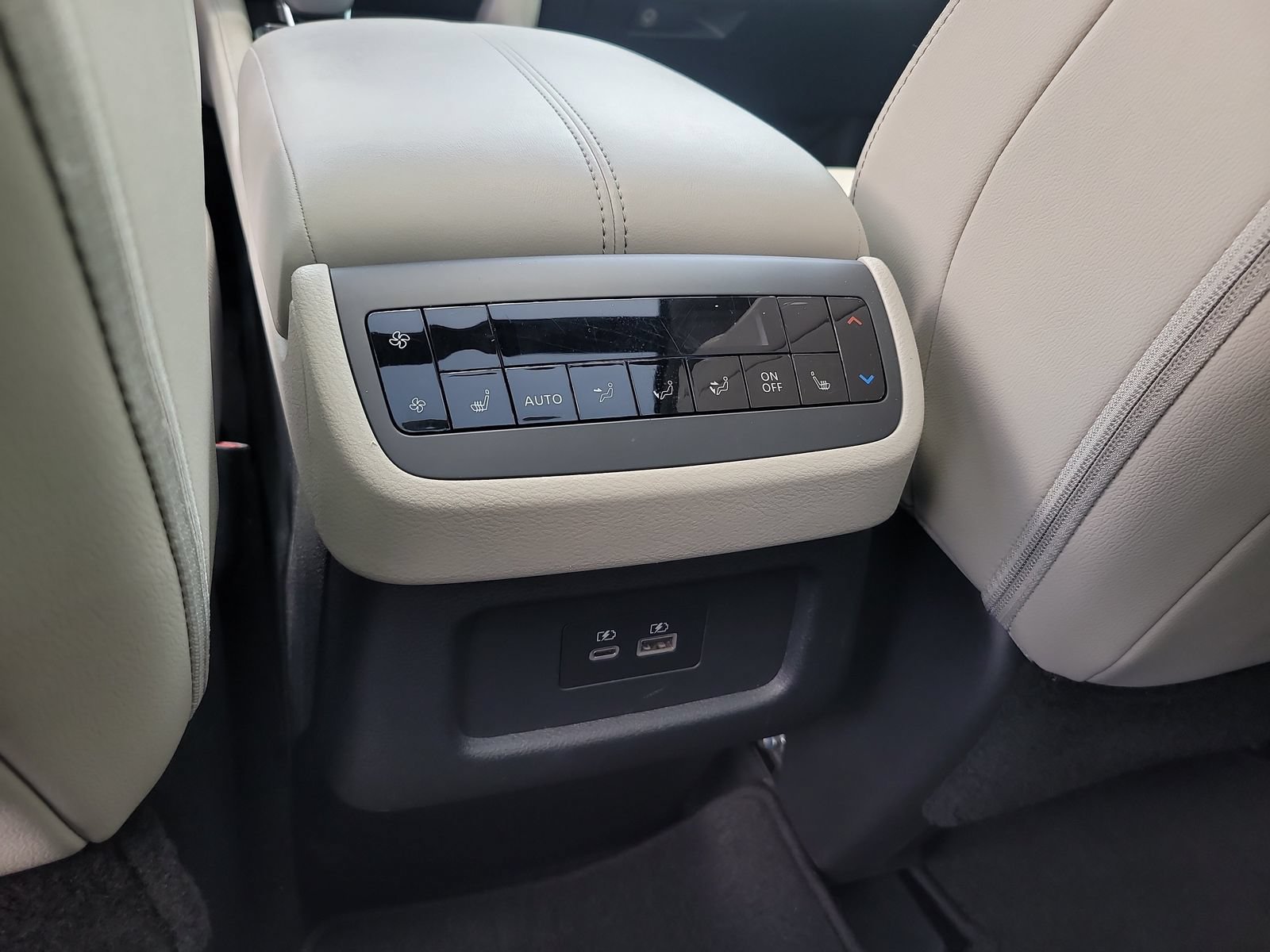Used 2024 Nissan Pathfinder SL w/ SL Premium Package FWD image 12