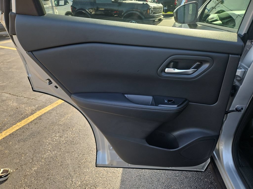 Used 2025 Nissan Rogue SV AWD/4WD image 17
