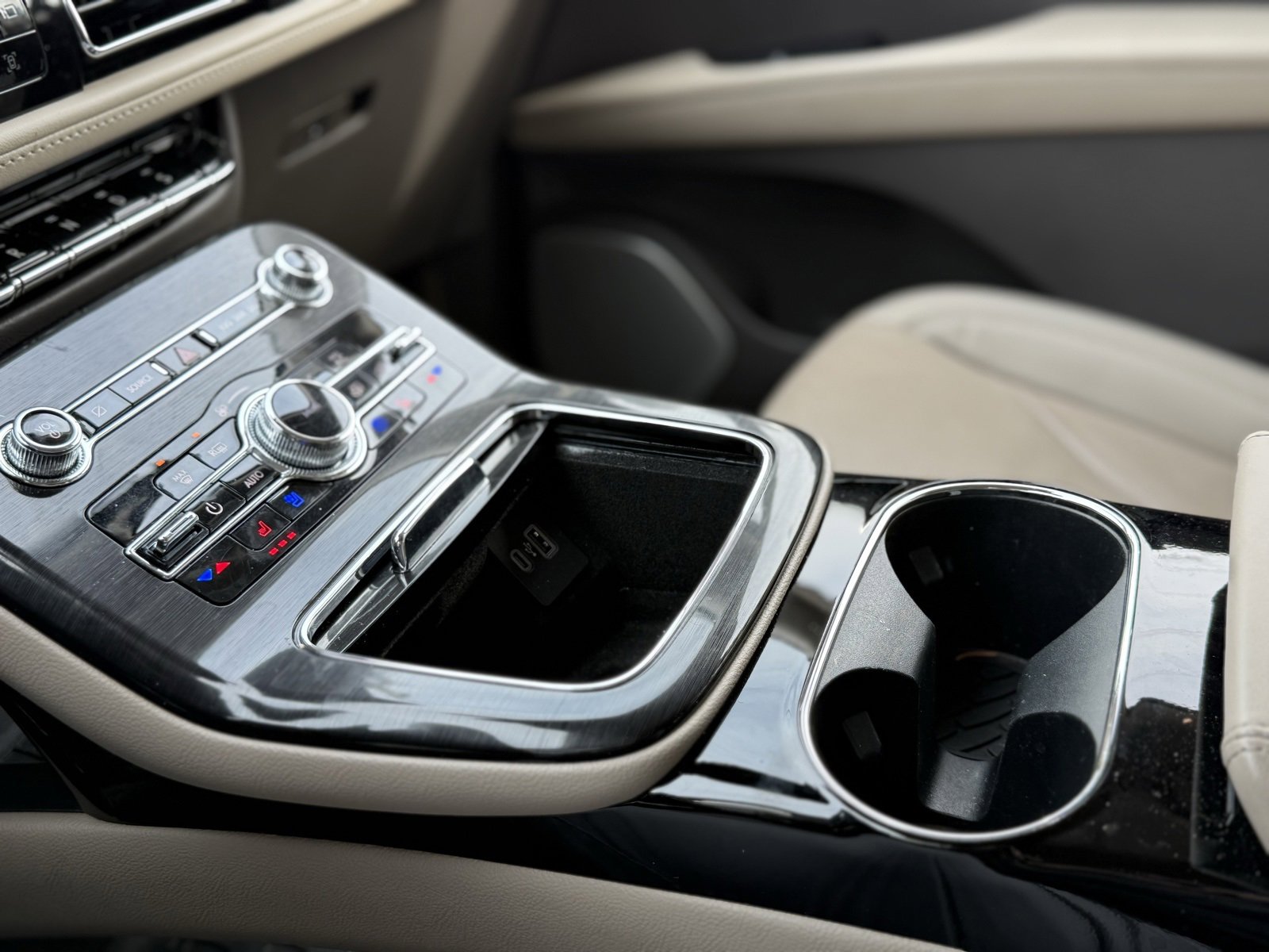 Used 2023 Lincoln Nautilus Reserve w/ Equipment Group 202A image 27