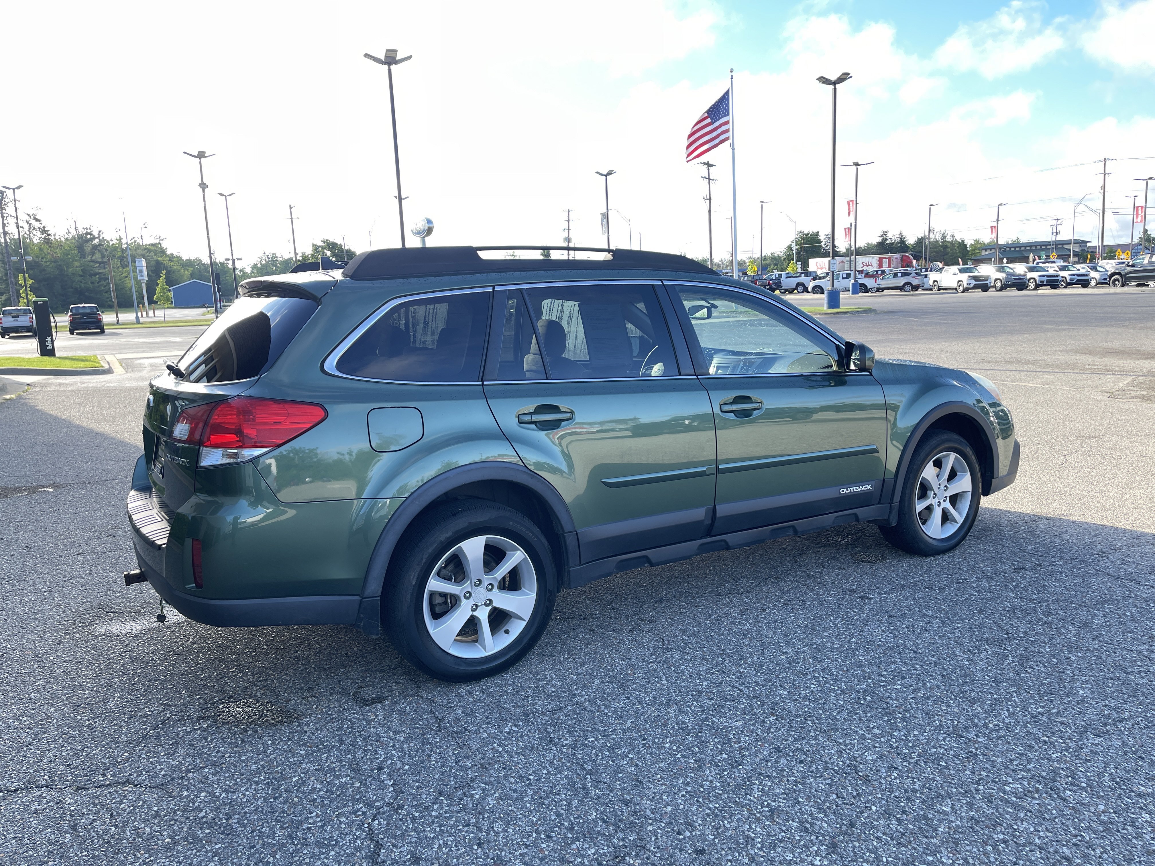 Used 2014 Subaru Outback 2.5i Premium w/ Accessory Value Package (OYW) AWD/4WD image 4