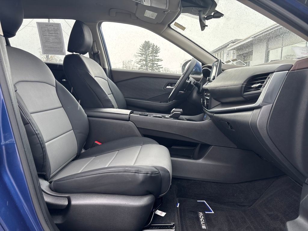 Used 2023 Nissan Rogue SV image 16