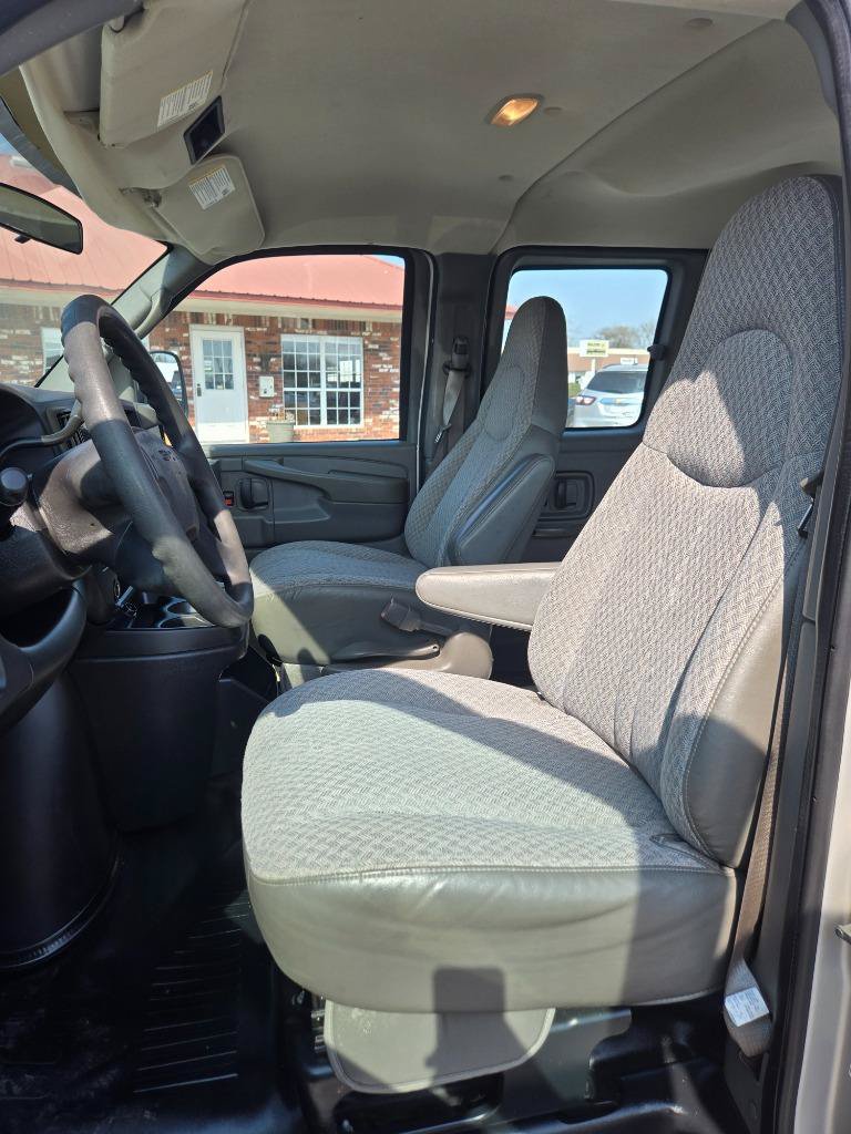 Used 2006 GMC Savana 1500 Passenger RWD image 27