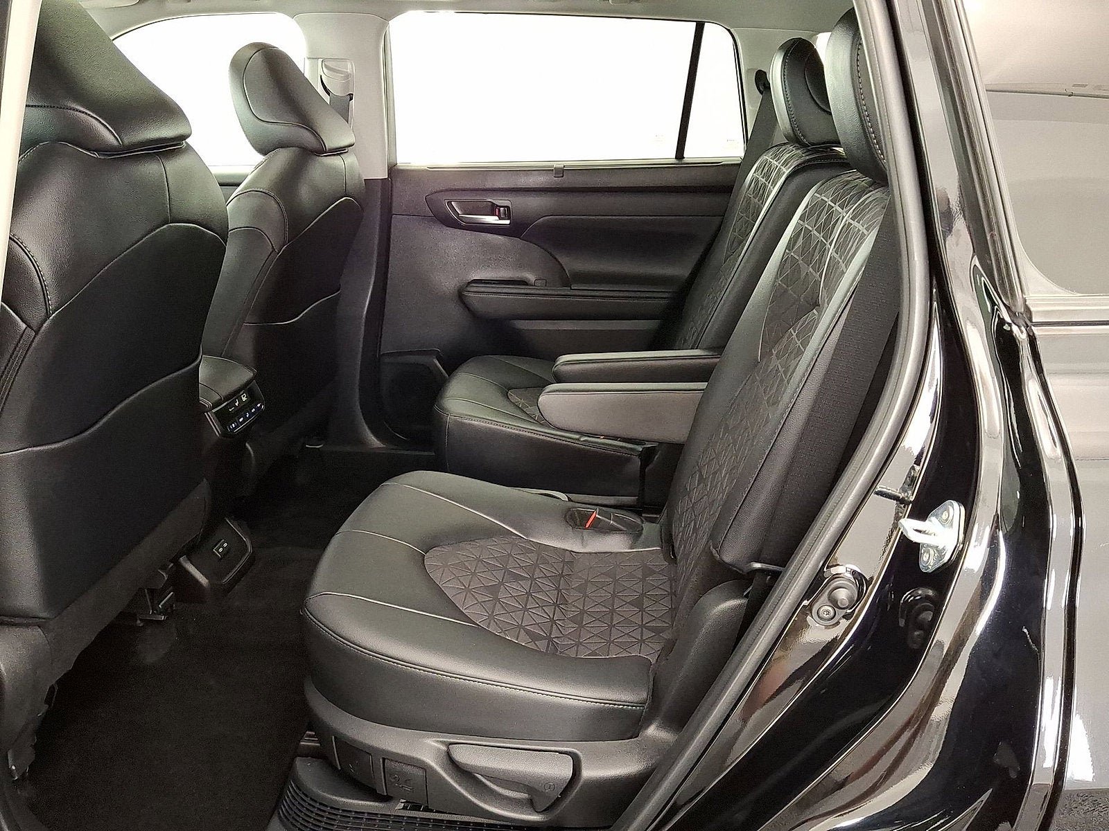Certified 2024 Toyota Highlander XLE AWD/4WD image 20