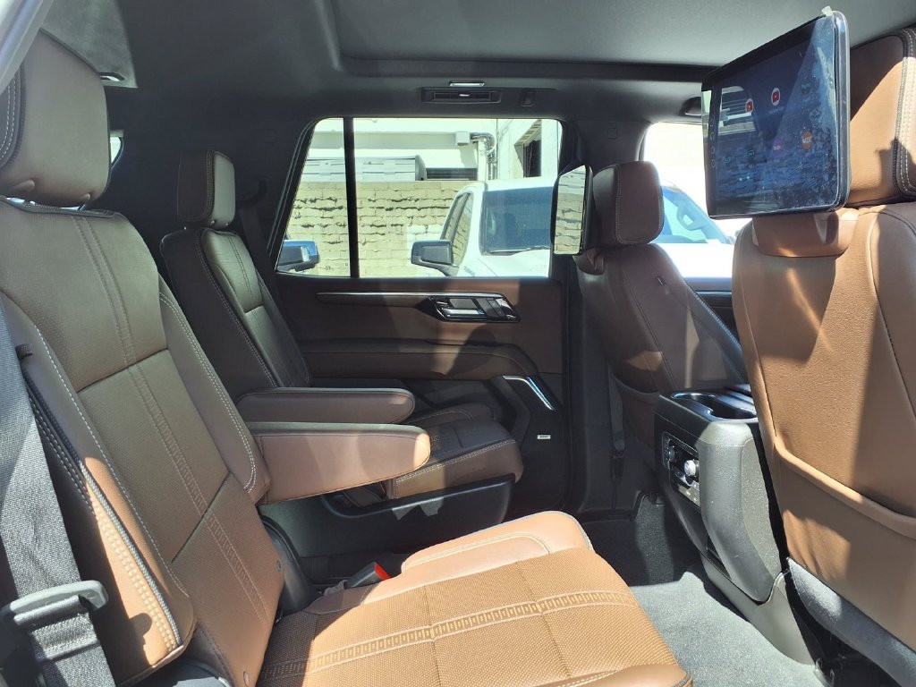 Used 2025 Chevrolet Tahoe High Country AWD/4WD image 23