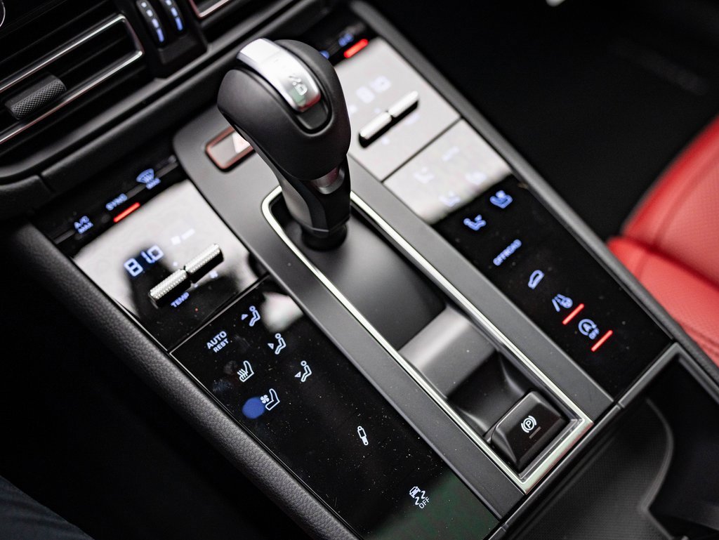 Certified 2025 Porsche Macan Turbo image 33