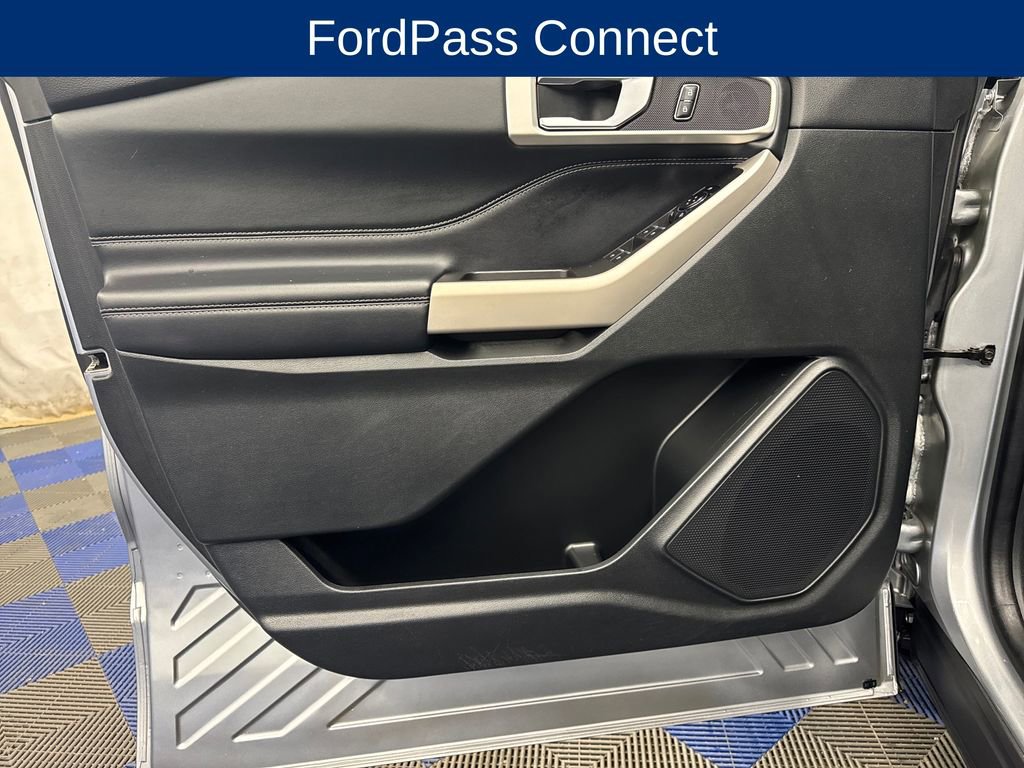 Used 2022 Ford Explorer XLT w/ Equipment Group 202A AWD/4WD image 11