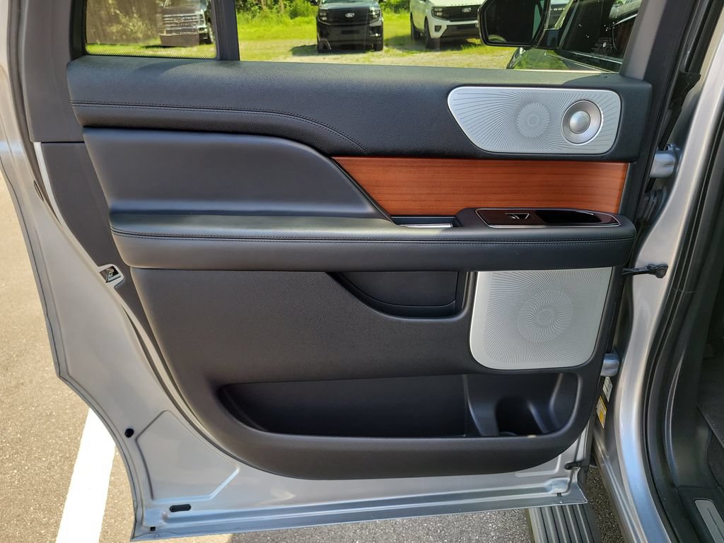 Used 2020 Lincoln Navigator L Reserve w/ Luxury Package RWD image 10