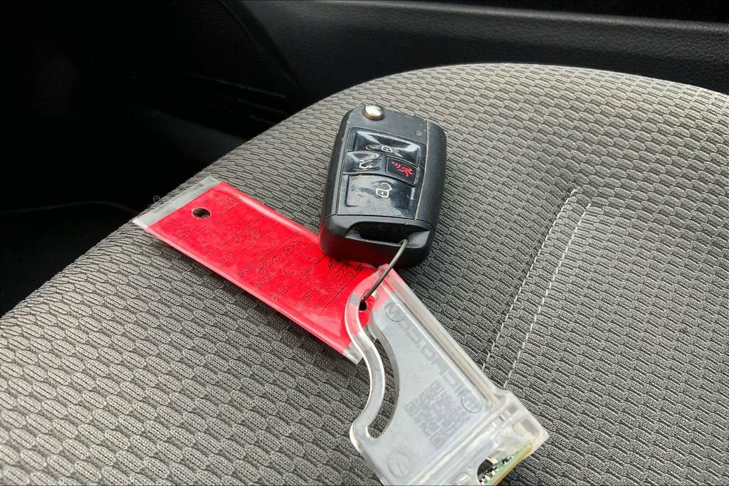 Used 2019 Volkswagen Golf SE image 12