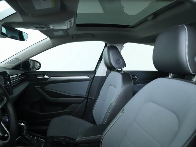 Used 2025 Volkswagen Jetta SE w/ Sunroof Package image 19