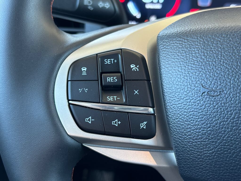 Used 2025 Ford Explorer Active AWD/4WD image 11