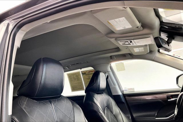 Used 2022 Toyota Highlander Platinum FWD image 25